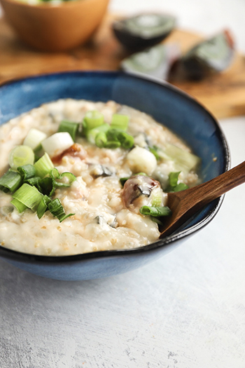 Chinese Oatmeal Congee with Century Egg and Pork (皮蛋瘦肉粥)