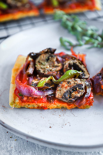 Easy Keto Flatbread Pizza (Vegetarian)